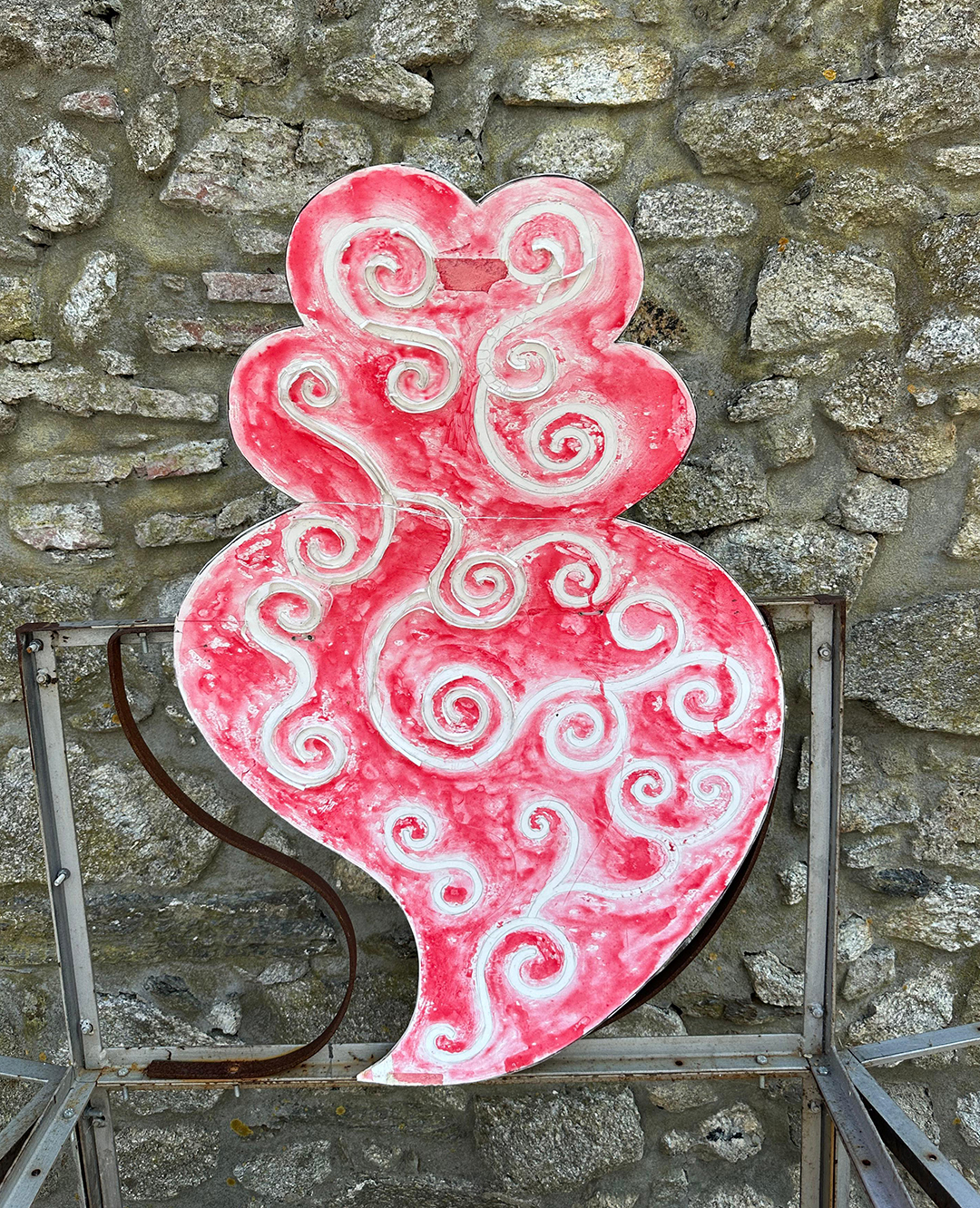 A public art installation inspired by the Heart of Viana highlights the role of cultural heritage within a contemporary urban setting. A public art installation inspired by the Heart of Viana highlights the role of cultural heritage within a contemporary urban setting.